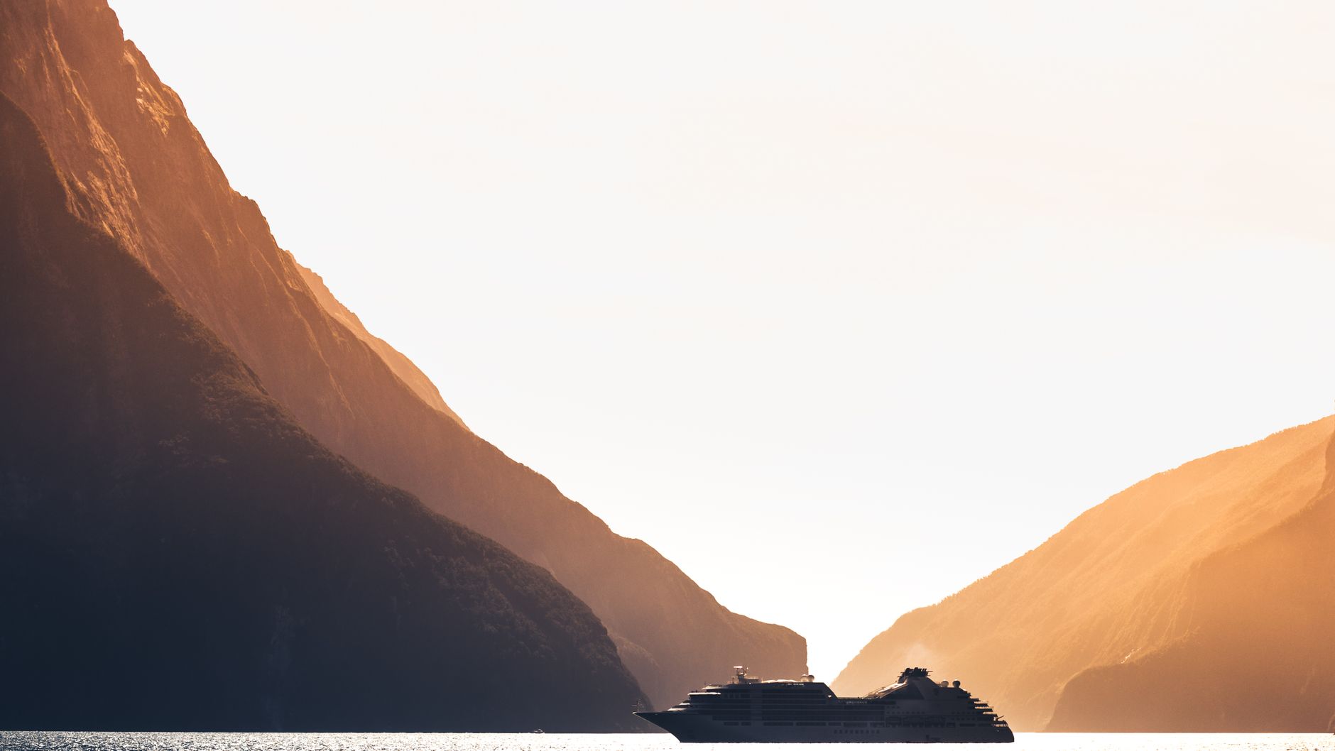 Exclusive luxury cruiser in Milford Sound
